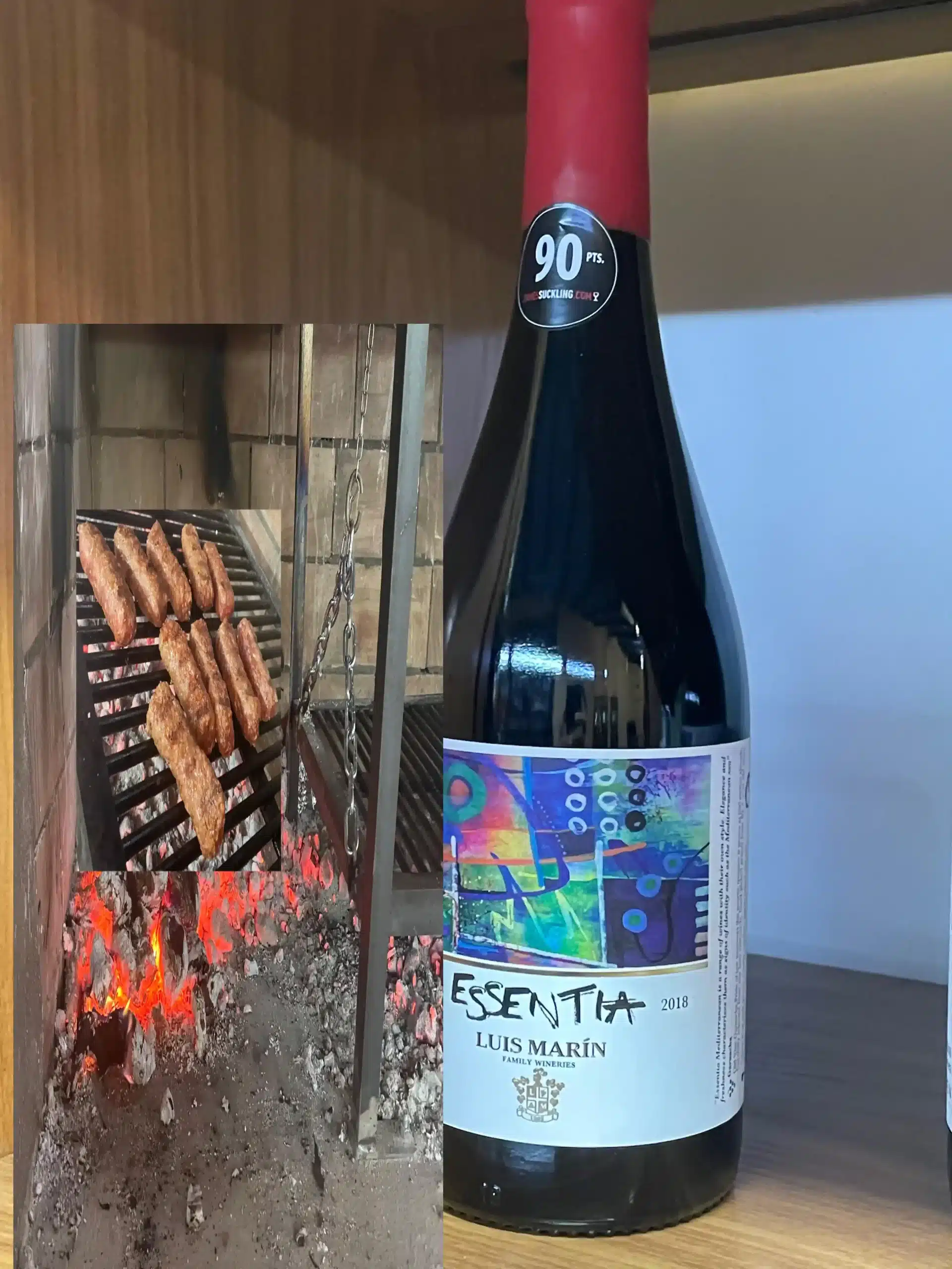 Botella de vino tinto junto a una parrilla en el Asador Los Toneles.