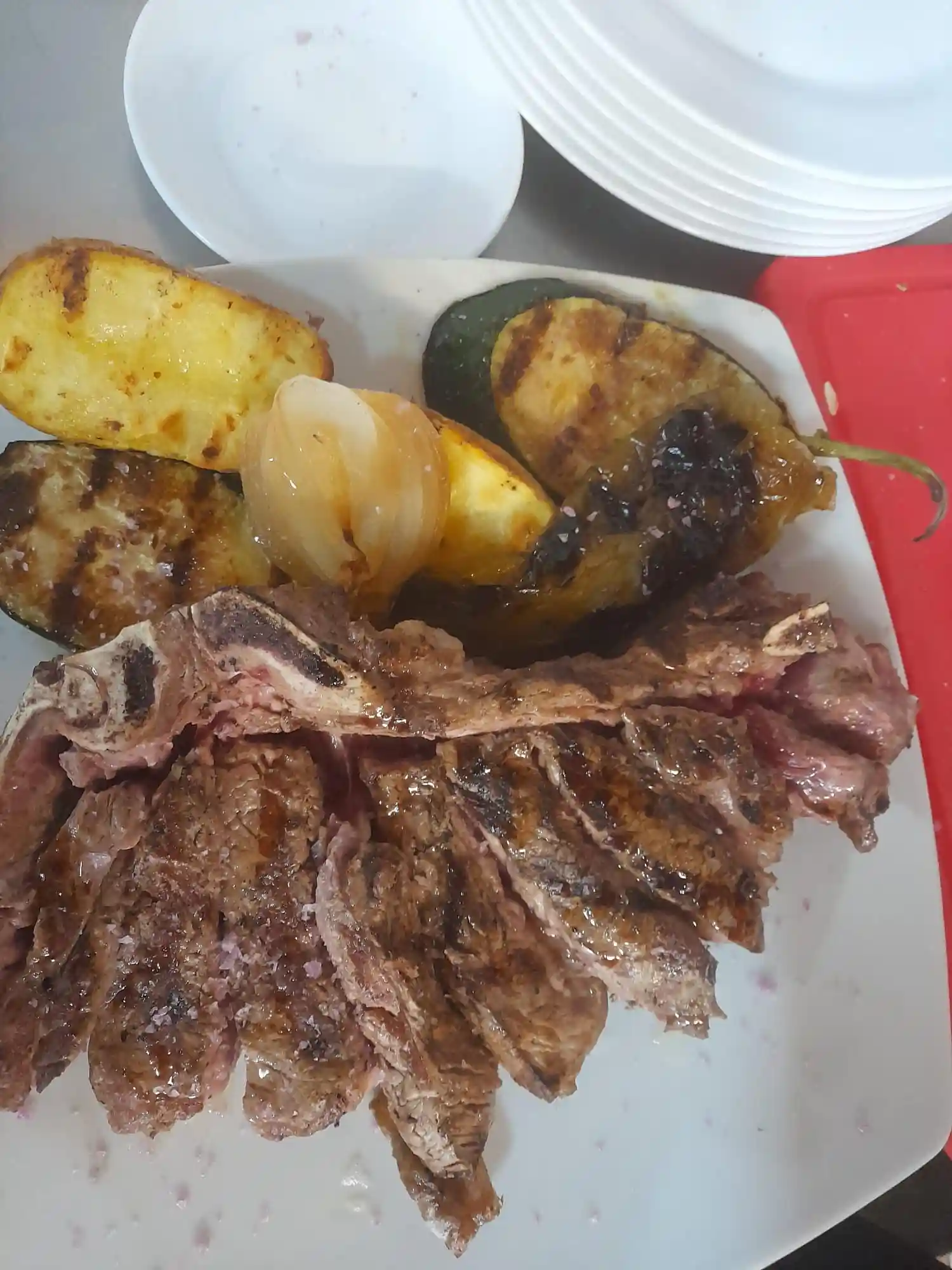 Chuletón servido con patatas en el Restaurante Asador Los Toneles