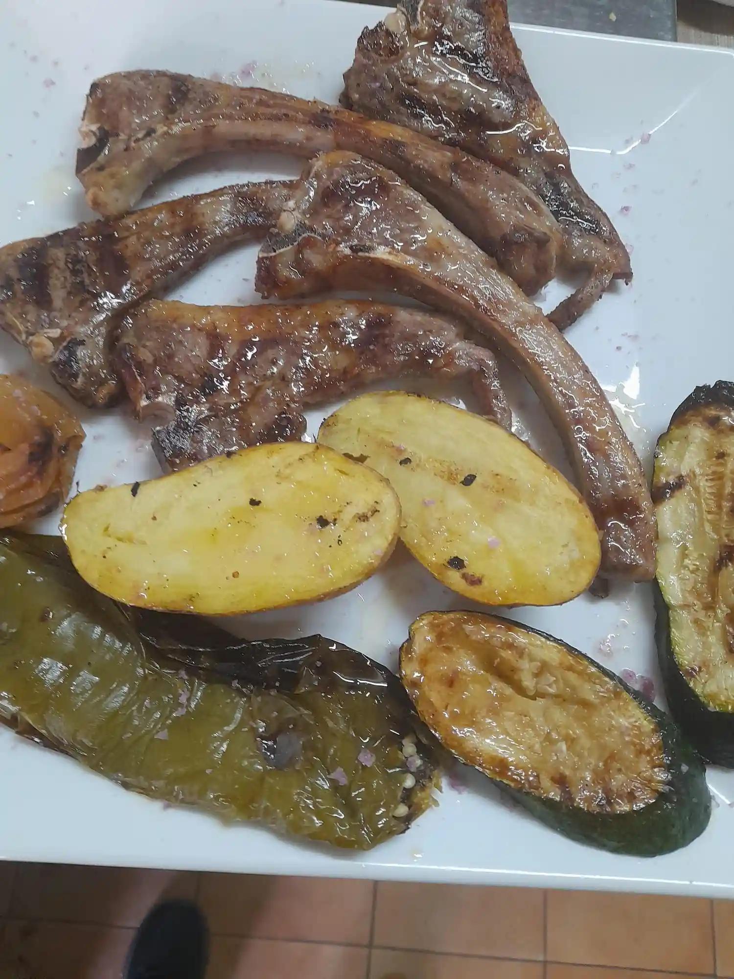 Chuletón con patatas asadas en el Restaurante Asador Los Toneles.